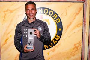 下一站豪門？42歲范佩西當(dāng)選荷甲月最佳主帥，3戰(zhàn)全勝領(lǐng)跑積分榜