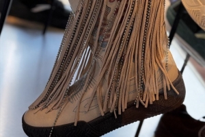 聊新出的靴子！歐文：我能穿它打球！這很瘋狂 但我總會(huì)挑戰(zhàn)極限