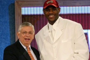 安德烈-米勒：我曾告訴詹姆斯該去上大學(xué) 騎士為選他而擺爛