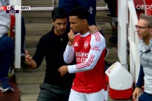 厄德高被鏟飛后受傷無法堅持，被換下場，恩瓦內(nèi)里替補(bǔ)登場