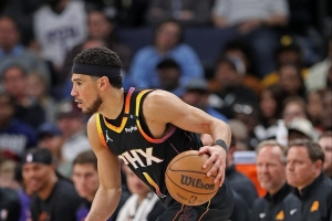 拉塞爾：布克選秀時幾乎不會運球 而現(xiàn)在他已經(jīng)是一名職業(yè)球員