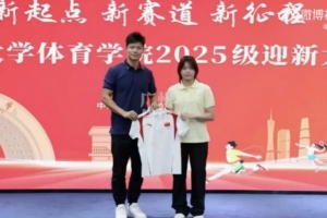 本科生來了！全紅嬋到暨南大學(xué)報(bào)到，與院長(zhǎng)蘇炳添合影