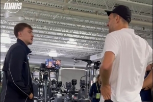 聯(lián)動(dòng)！獨(dú)行俠狀元弗拉格亮相名人網(wǎng)球賽 并且與諾維茨基親密互動(dòng)