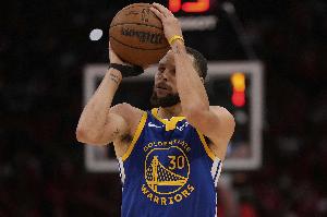 Lowe：膽小鬼怕投籃命中率下降0.1%就不敢投 他們應(yīng)向庫里&JR學(xué)習(xí)