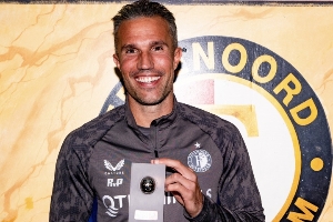 少帥養(yǎng)成中！42歲范佩西率隊(duì)4連勝少賽領(lǐng)跑 昨日獲荷甲月最佳主帥