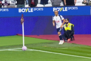 熱刺終于破僵！薩爾頭球破門，西蒙斯首秀助攻