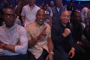 拳壇世紀之戰(zhàn)！富保羅&泰倫-盧&比盧普斯觀戰(zhàn)克勞福德VS阿瓦雷茲