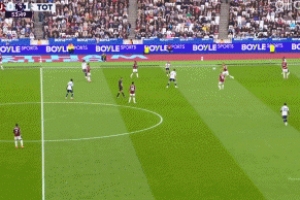 熱刺多打一人！紹切克飛鏟踢倒帕利尼亞，被裁判直紅罰下