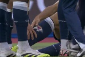 護(hù)腿板救命帕利尼亞遭對手飛鏟小腿，球襪直接被撕開一道口子