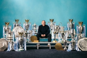 絕對(duì)的功勛！曼城官推曬前總監(jiān)貝吉里斯坦與獎(jiǎng)杯合影