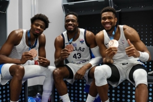 過(guò)去和現(xiàn)在！字母弟曬照：來(lái)自雅典塞波利亞的三兄弟！