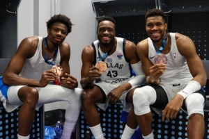 一次賽事三枚銅牌！字母哥曬三兄弟奪得銅牌后的合照