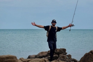 除了籃球啥都玩！西蒙斯曬近期動(dòng)態(tài)：出游+釣魚+玩橄欖球