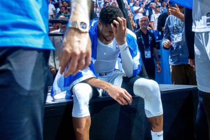 希臘神話！奪得季軍后字母哥身披國(guó)旗獨(dú)坐看臺(tái) 情緒激動(dòng)強(qiáng)忍眼淚