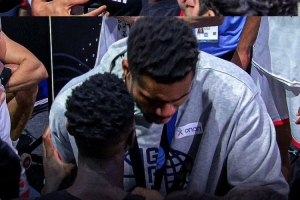 雙雙入選最佳陣容&皆拿獎(jiǎng)牌！字母哥和施羅德?lián)肀е乱? >
                                        </div>
                                    </div>
                                                                        <div   id=