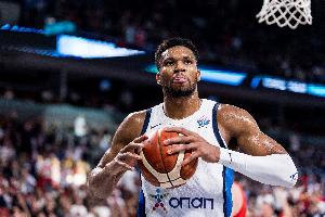 不容易！字母哥斬獲個人籃球生涯首枚國際賽事獎牌