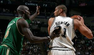 霍華德：小時(shí)候打控衛(wèi)就學(xué)魔術(shù)師 后來就學(xué)加內(nèi)特和鄧肯