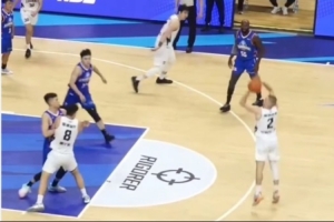 挺身而出！香港金牛厄特爾各種破聯(lián)防 貢獻(xiàn)15分3板5助2斷！