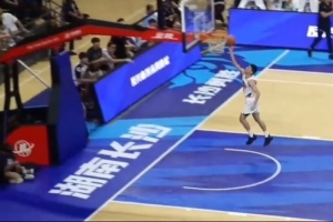 狀態(tài)火熱！香港金牛孫晨然全場拿下15分4籃板！外線3中3！