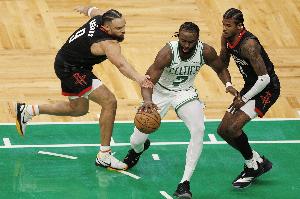 皮爾斯：塔圖姆傷后布朗要持球發(fā)起進(jìn)攻 長(zhǎng)遠(yuǎn)看這對(duì)他的成長(zhǎng)有利