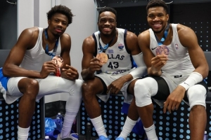 字母曬三兄弟戴獎牌合照！大加祝賀：為國爭光 恭喜你的家人