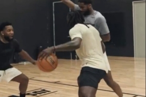 朱哥干貨教學(xué)！霍勒迪教你如何擠開投籃空間 命中跳投