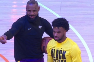 父子同臺的好處！詹姆斯變身妻子傳話筒：布朗尼 你媽喊你咧！