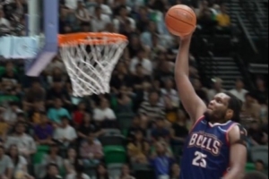 昨晚厄特爾連線卡爾頓完成一記精彩的單手暴扣 瞬間點(diǎn)燃全場(chǎng)！