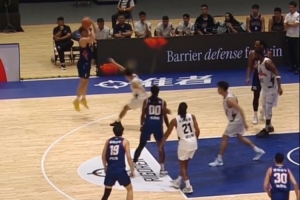 三分射手！香港金牛董健展現(xiàn)外線投射能力 命中4記三分拿13分3板