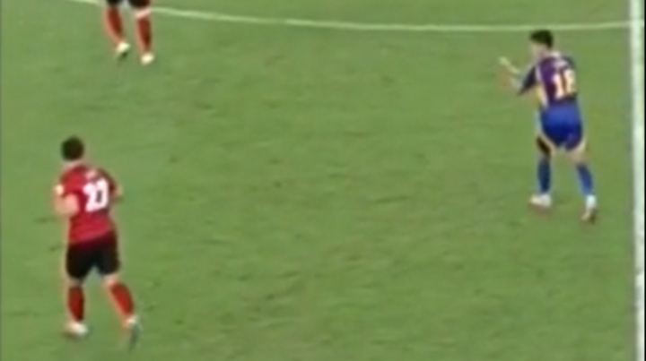 嘲諷拉滿蓉城中衛(wèi)李揚(yáng)后場(chǎng)任意球大力踢出邊線 對(duì)手點(diǎn)贊+鼓掌