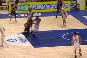 狀態(tài)火熱！香港金牛卡爾頓頻頻沖擊內(nèi)線 拿下13分7板2助3帽