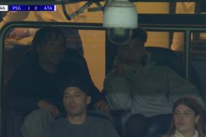 因傷缺席本場大名單！鏡頭給到看臺上觀戰(zhàn)的杜埃