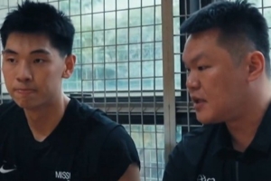 朱芳雨看望正在康復的崔永熙 并對小崔傳授了一些投籃秘籍