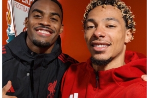 各建一功！利物浦官推曬赫拉芬貝赫、?；倏速惡笞耘暮嫌? >
                                        </div>
                                    </div>
                                    <div   id=