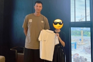 好久不見！媒體人：球迷在廣東清遠偶遇易建聯(lián) 還收獲聯(lián)哥的親簽