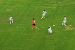 “蒙超”通遼隊(duì)39號球員連續(xù)解圍失誤，送對手1V5破門