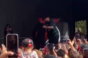 楊瀚森與利拉德?lián)肀?！開拓者舉辦活動 歡迎35歲利指導(dǎo)回家