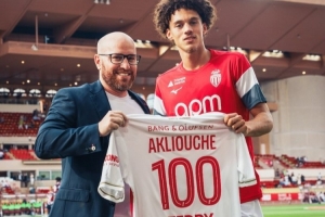 里程碑！阿克利烏舍賽前領(lǐng)取摩納哥百場(chǎng)紀(jì)念球衣