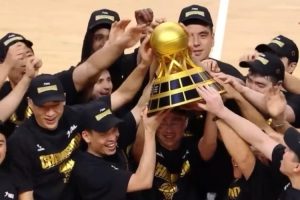 榮耀瞬間！香港金牛3-1戰(zhàn)勝長沙勇勝 球隊捧杯慶祝奪冠