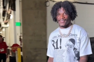 致敬科比！NFL巴爾的摩烏鴉隊(duì)明星四分衛(wèi)穿著科比T恤抵達(dá)球場(chǎng)