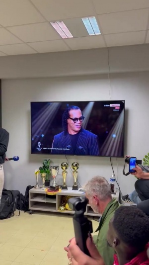 榜樣！登貝萊青訓(xùn)母隊(duì)埃夫勒觀看金球典禮，官宣后孩子們瞬間沸騰