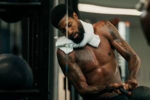 中鋒持球后衛(wèi)扣籃！76人官推曬訓(xùn)練視頻 恩比德連線馬克西