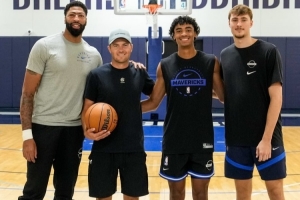 喬丹-斯皮思探營(yíng)獨(dú)行俠 并與濃眉&弗拉格&克里斯蒂等人合影