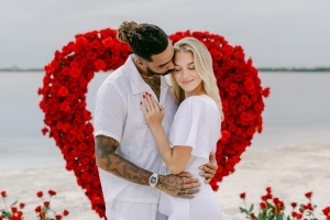 浪漫沙灘見證！拉塞爾向女友求婚成功！