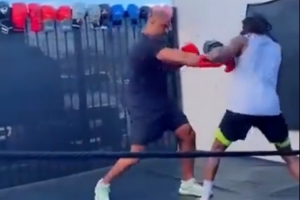 這回范喬丹沒法陪你了！火箭主帥烏度卡進行拳擊訓練