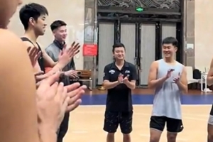 郭昊文現(xiàn)身同曦：看到大家很開心 很高興能回歸這個家庭