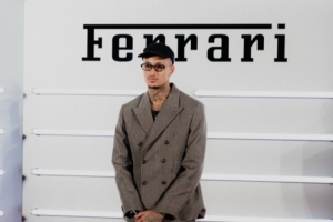 這局有點高端了！庫茲馬出席法拉利SS26時裝秀！