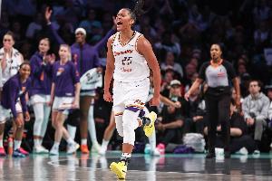 繼續(xù)全能！艾莉莎-托馬斯半場(chǎng)9中5拿到11分2板5助 帶隊(duì)反超！