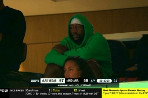 來(lái)為阿賈加油？阿德巴約現(xiàn)場(chǎng)觀戰(zhàn)WNBA 一身綠色帽衫很顯眼