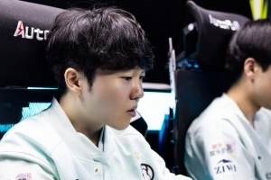 魔怔了？iG粉絲微博揚言威脅Rookie：今天敢一手瑞茲我就敢送花圈給你